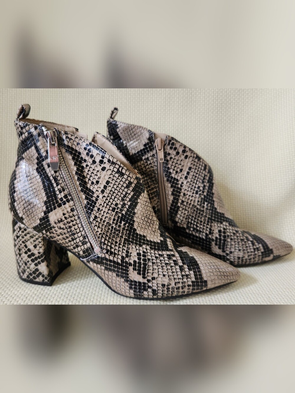 Marc Fisher Python Snakeskin Ankle Booties Pointed Toe Block Heel SideZip Sz 7.5 - Picture 3 of 16
